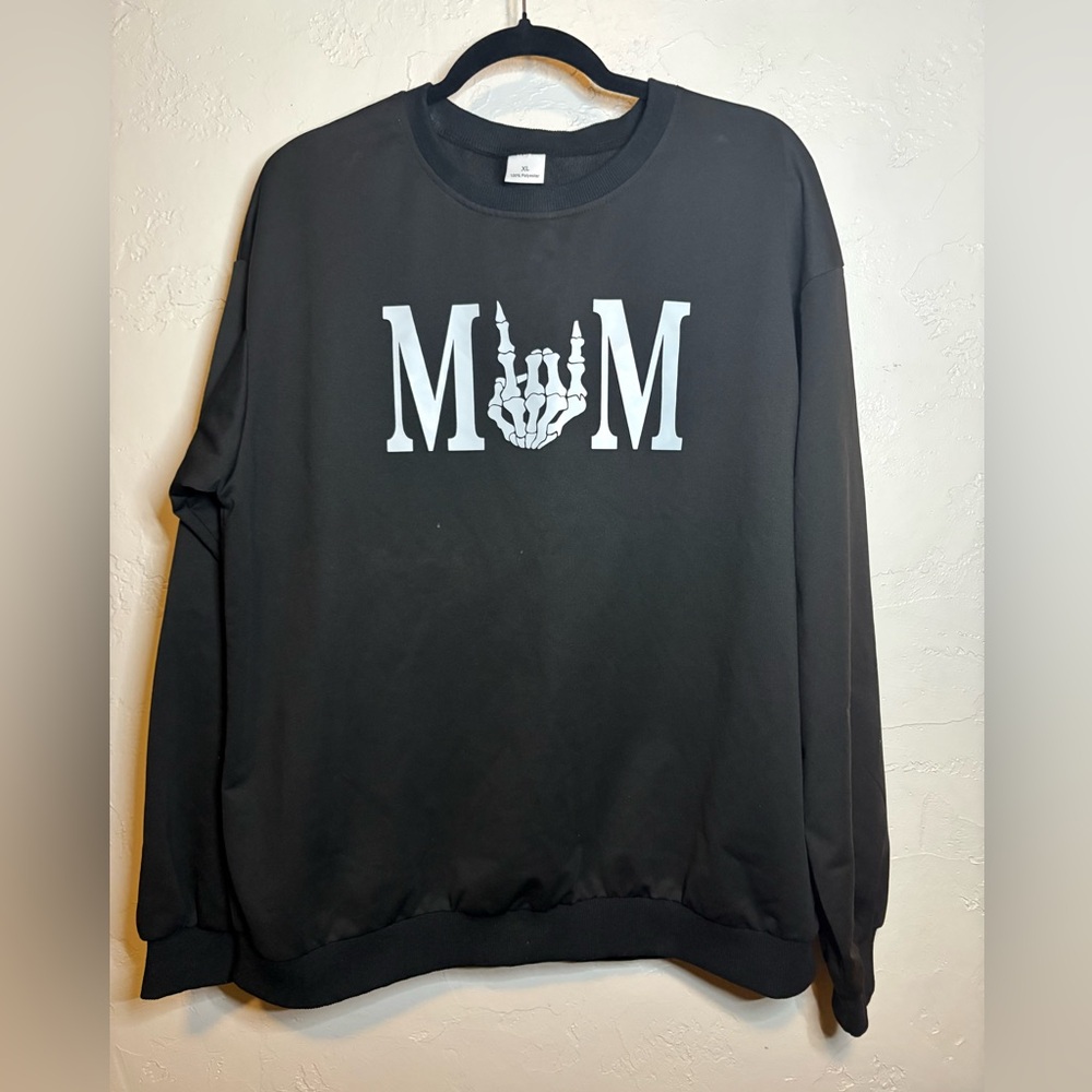 🖤 Skeleton Hand “MOM” Crewneck Sweatshirt | Black | Cozy Graphic Pullover